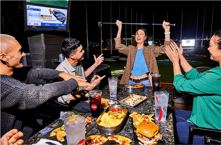 Grupo de amigos disfrutando de un evento